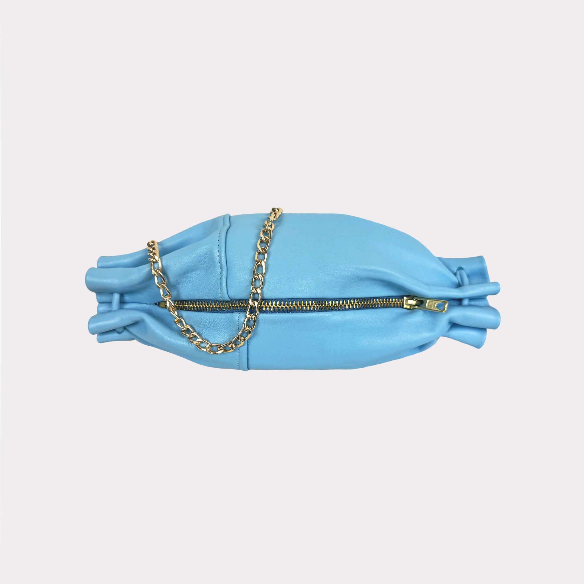 Raverbag Hellblau – Leder-Chain-Bag mit goldener Kette