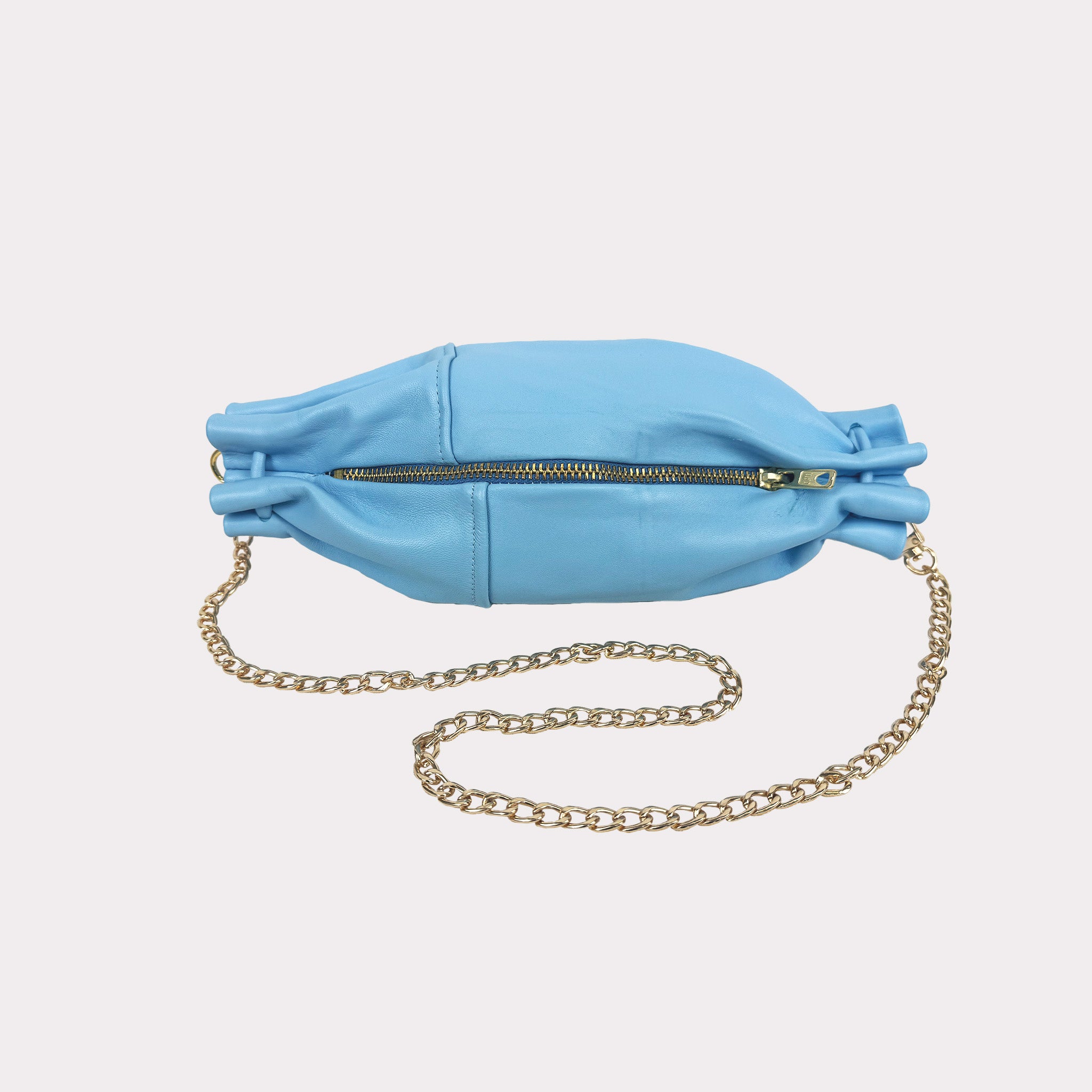 Kleine, hellblaue Leder-Chain-Bag in Bonbon-Form mit goldener Kette