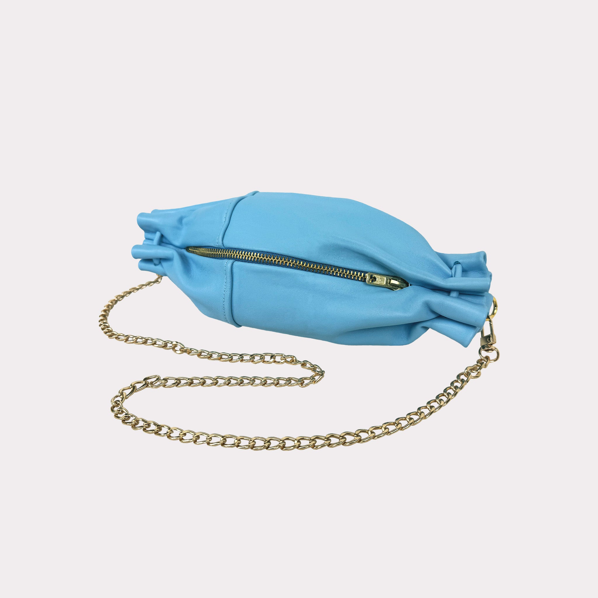 Raverbag Hellblau – Leder-Chain-Bag mit goldener Kette